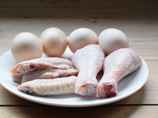 卤三鸡,鸡蛋、鸡翅、鸡腿洗净备用