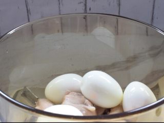 卤三鸡,把鸡蛋、鸡翅、鸡腿放入锅中