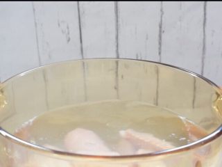 卤三鸡,锅中烧开水放入鸡翅、鸡腿焯水