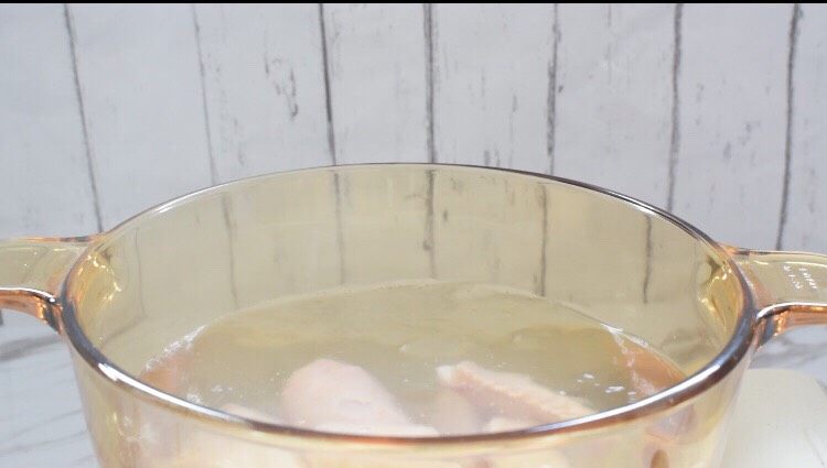 卤三鸡,锅中烧开水放入鸡翅、鸡腿焯水