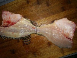 鸿运松鼠桂鱼,1.将鱼肉贴着从鱼龙骨片出到鱼尾为止不要切断。