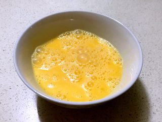 香煎西葫芦鸡蛋饼,把鸡蛋液打入碗中调匀