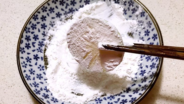 香煎西葫芦鸡蛋饼,取一片西葫芦在淀粉中蘸匀