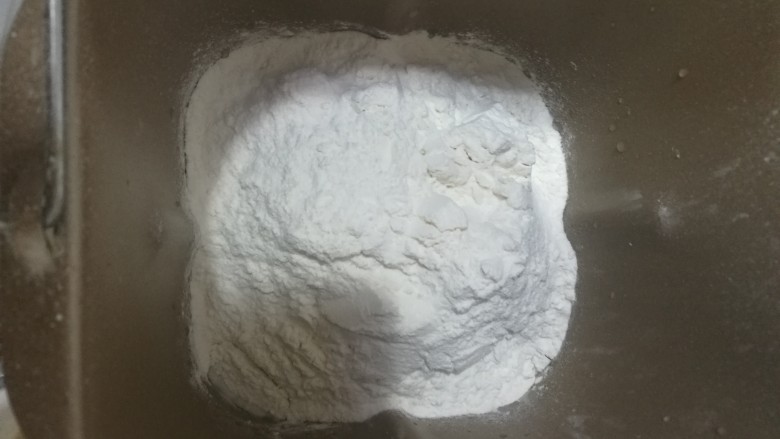 面包机一键式南瓜面包,加入面粉。