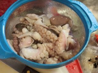 溺水章鱼,以前对于章鱼的印象是章鱼要在石头上摔打或用棍子、萝卜很狠的K它一阵子，才不会煮出肉如橡皮咬不动。但是现在只要冷冻过再解冻的章鱼就很容易煮的软烂了。