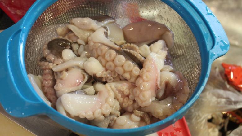 溺水章鱼,以前对于章鱼的印象是章鱼要在石头上摔打或用棍子、萝卜很狠的K它一阵子，才不会煮出肉如橡皮咬不动。但是现在只要冷冻过再解冻的章鱼就很容易煮的软烂了。