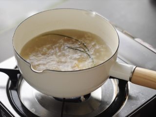 大闸蟹小笼包,煮大约30分钟，直到汤变成白色，越白越好，有时间的话，煮1、2小时也是可以的。