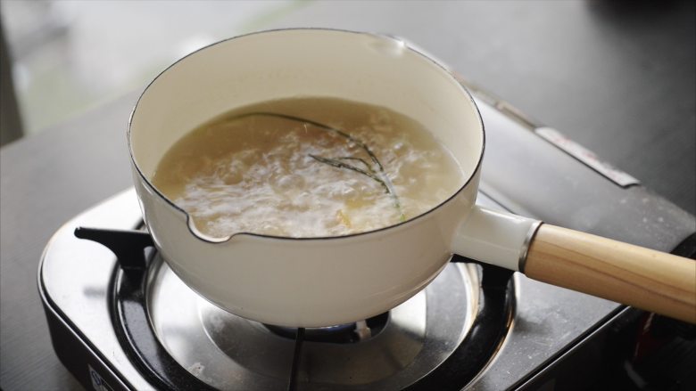 大闸蟹小笼包,煮大约30分钟，直到汤变成白色，越白越好，有时间的话，煮1、2小时也是可以的。