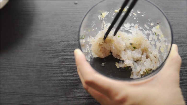 大闸蟹小笼包,磨碎以后用筷子稍微搅拌一下，会比较有粘性。