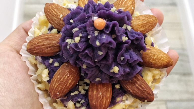奶香紫薯泥杯子蛋糕,加上坚果装饰下就可以了
