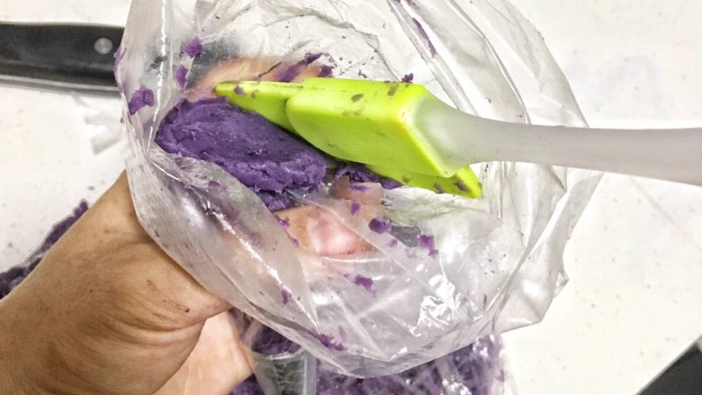 奶香紫薯泥杯子蛋糕,将压好的紫薯泥放入袋中