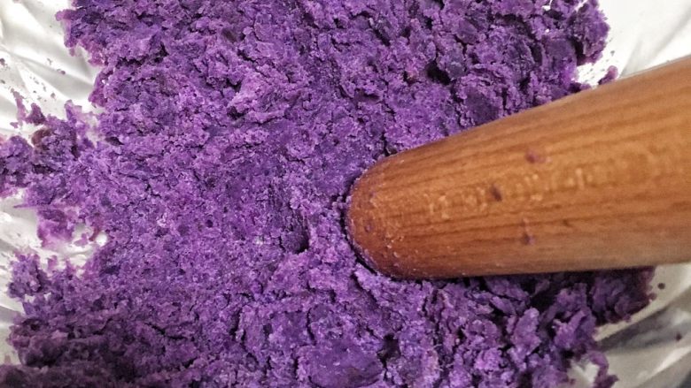奶香紫薯泥杯子蛋糕,蒸好的紫薯捣成泥状