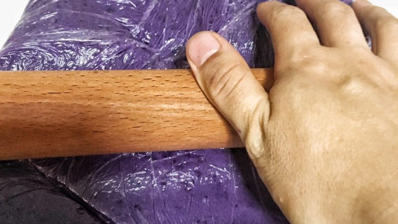 奶香紫薯泥杯子蛋糕,用擀面杖将紫薯泥压至细腻状