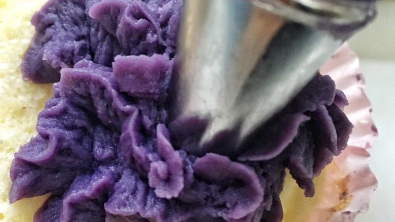 奶香紫薯泥杯子蛋糕,挤出自己喜欢的形状