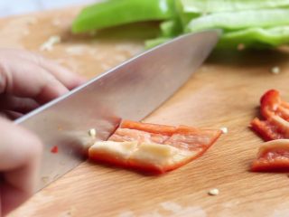绿色美食+豆豉香干回锅肉,红椒剖开去籽，切菱形片。