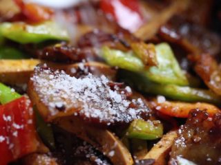 绿色美食+豆豉香干回锅肉,酌情加些许盐。