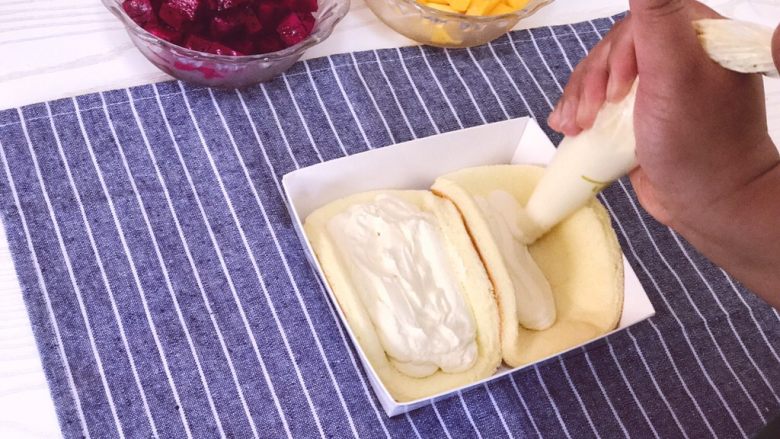 冰激凌口感水果夹夹乐,蛋糕体内用裱花袋挤满奶油