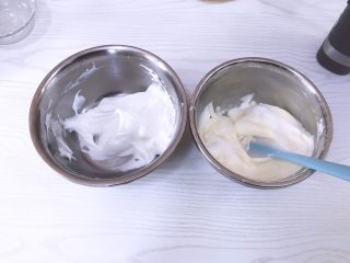 冰激凌口感水果夹夹乐,取1/3蛋白倒入蛋黄糊中用刮刀翻拌均匀（动作要轻柔快速），刮刀每一刀都要抄底，至蛋白完全与蛋黄糊混合均匀即可
