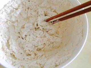 京酱肉丝水单饼卷,一边加温水，一边不停的用筷子搅拌。
