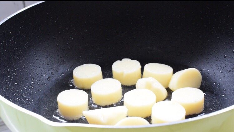 金针菇日本豆腐,放入日本豆腐，煎至表面金黄色