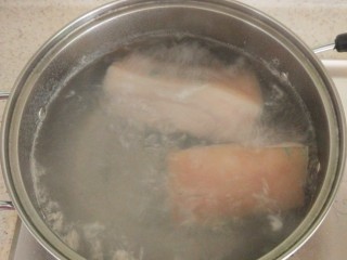 青椒回锅肉,水烧开后煮20分钟