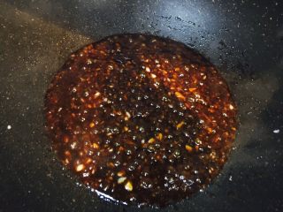 京酱肉丝水单饼卷,倒入酱汁，翻炒至变色粘稠