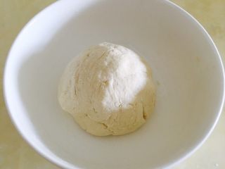 京酱肉丝水单饼卷,揉成柔软面团后，可以盖上湿布饧15分钟。
（这个步骤以后，你会惊喜的发现粗糙的面团会变得很光滑哦）