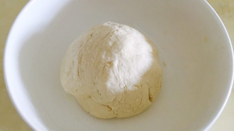 京酱肉丝水单饼卷,揉成柔软面团后，可以盖上湿布饧15分钟。
（这个步骤以后，你会惊喜的发现粗糙的面团会变得很光滑哦）