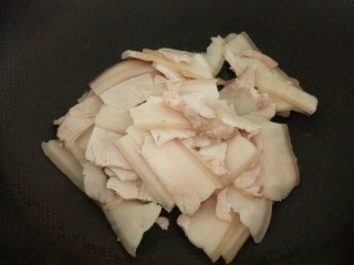 青椒回锅肉,锅烧热加入肉片
