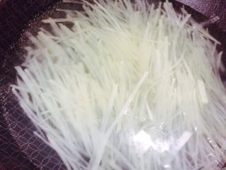 #绿色美食#炝拌香辣土豆丝,锅内烧水，放入土豆丝焯水1-2分钟，变色就可以捞出！