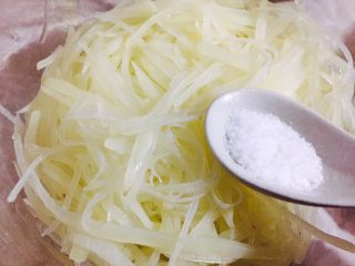 #绿色美食#炝拌香辣土豆丝,捞出来控水后，加入食用盐半勺！