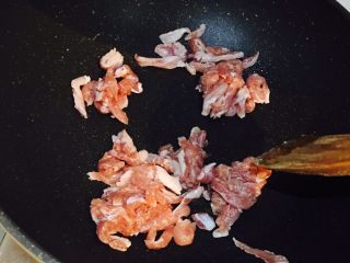 京酱肉丝水单饼卷,将腌制好的里脊肉，倒入油锅内，划开翻炒至变色，盛出备用！