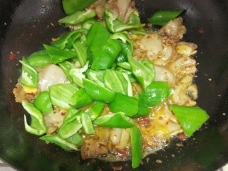 青椒回锅肉,加入青椒，祘片，少许生抽和白糖
