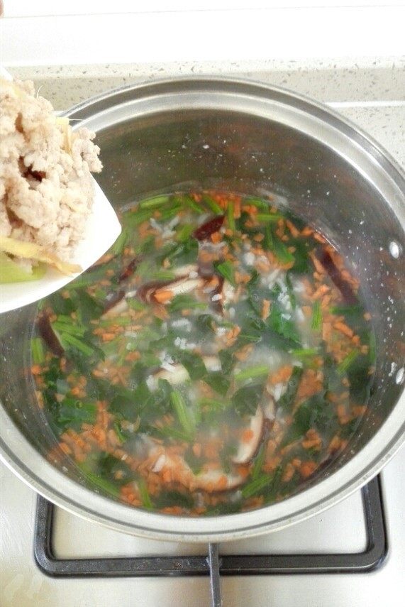 早餐+菠菜香菇肉末粥,当米粒开花，粥变得粘稠些了，加入所有蔬菜和肉末，再煮约10分钟