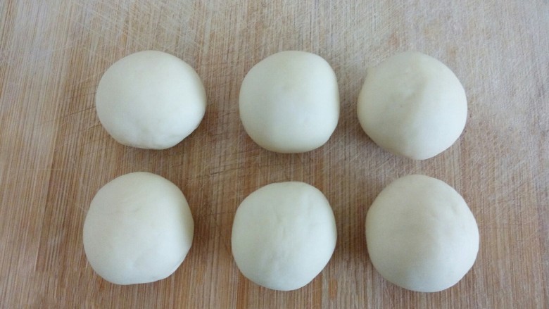 小蘑菇,取部分白色面团分成小剂子，搓圆﻿﻿