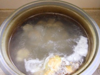 胡萝卜玉米排骨汤,水烧开后撇去浮沫