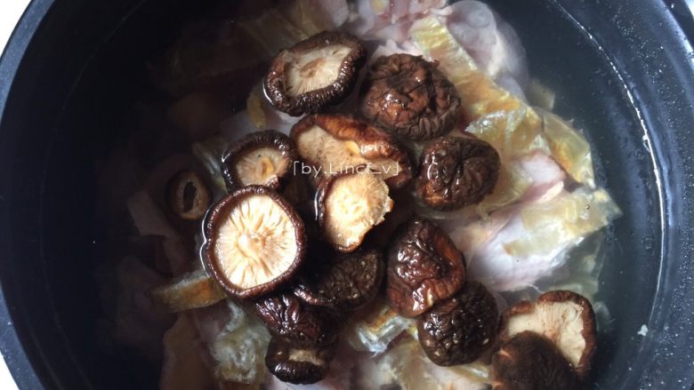 花胶炖鸽滋补汤,加入香菇，选择煲汤功能进行煲煮