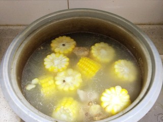 胡萝卜玉米排骨汤,炖一个小时后加入玉米