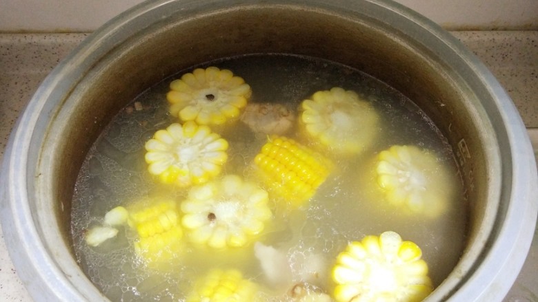 胡萝卜玉米排骨汤,炖一个小时后加入玉米