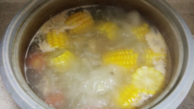 胡萝卜玉米排骨汤,汤再次烧开后，转中小火煮15分钟