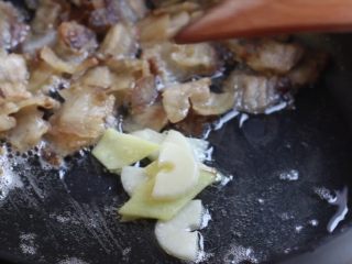 绿色美食+豆豉香干回锅肉,肉片推锅边，下姜蒜片炒香。