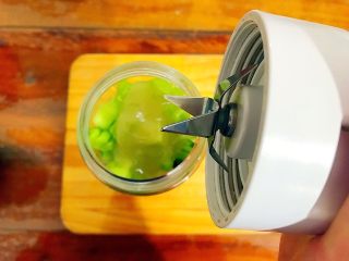 绿色美食+绿野仙踪四物汁,盖上料理杯的盖子，拧严实紧闭！