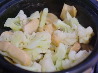 浓郁奶香炖菜,放入六分的蔬菜。翻炒。