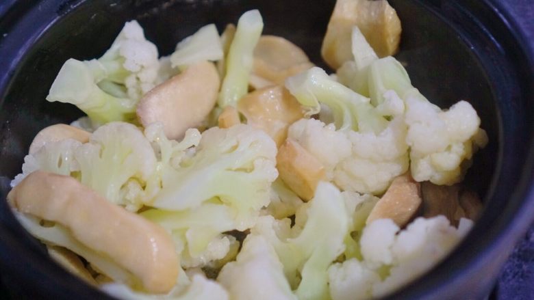 浓郁奶香炖菜,放入六分的蔬菜。翻炒。