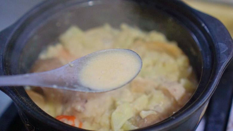 浓郁奶香炖菜,待到汤汁浓稠。