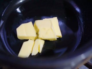 浓郁奶香炖菜,锅中放入黄油。