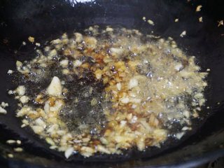 香辣芋儿虾,锅内倒油烧热后下姜米、蒜米、蚝油炒香