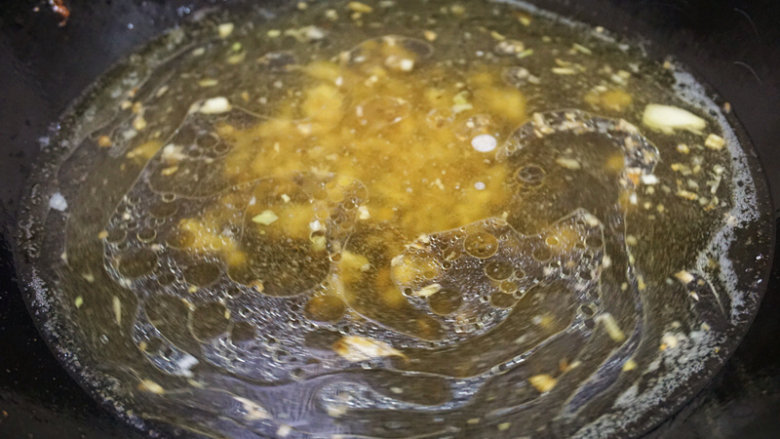 香辣芋儿虾,然后倒入适量清水，加老抽、鲜辣露、盐调味