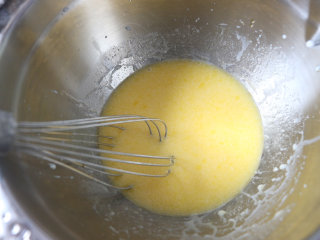 蔓越莓麻薯,融化后的黄油，加入牛奶、鸡蛋充分搅拌均匀。