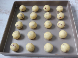 蔓越莓麻薯,取20g左右的面团揉圆，放入烤盘中。